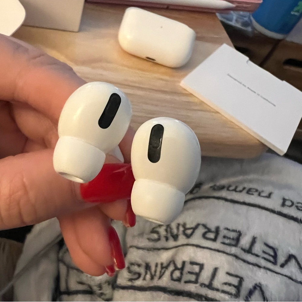 Apple AirPods Pro (1st Generation) - Picture 4 of 11